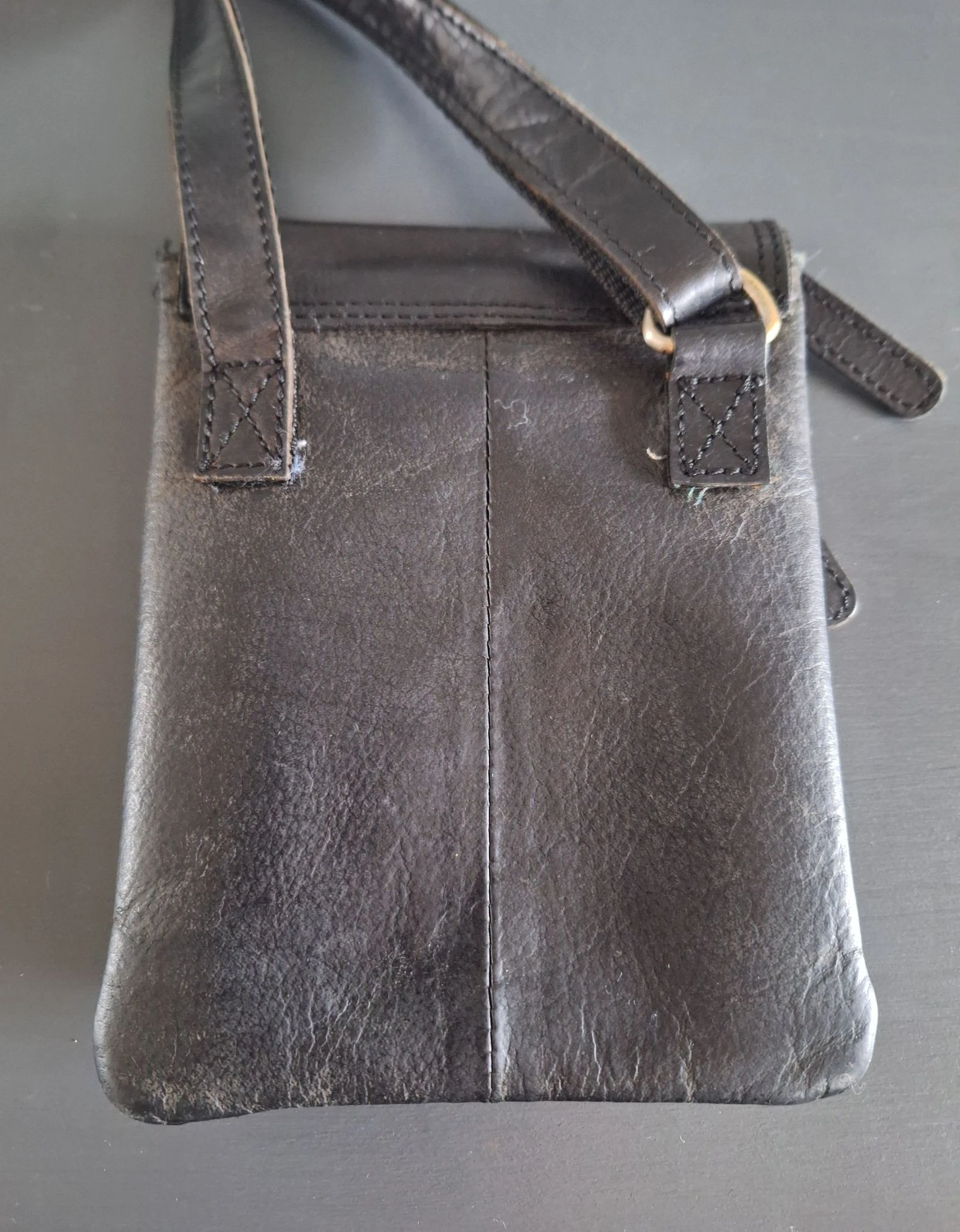 Mini bolso cruzado de cuero negro, compacto, unisex y ajustable – photo 6